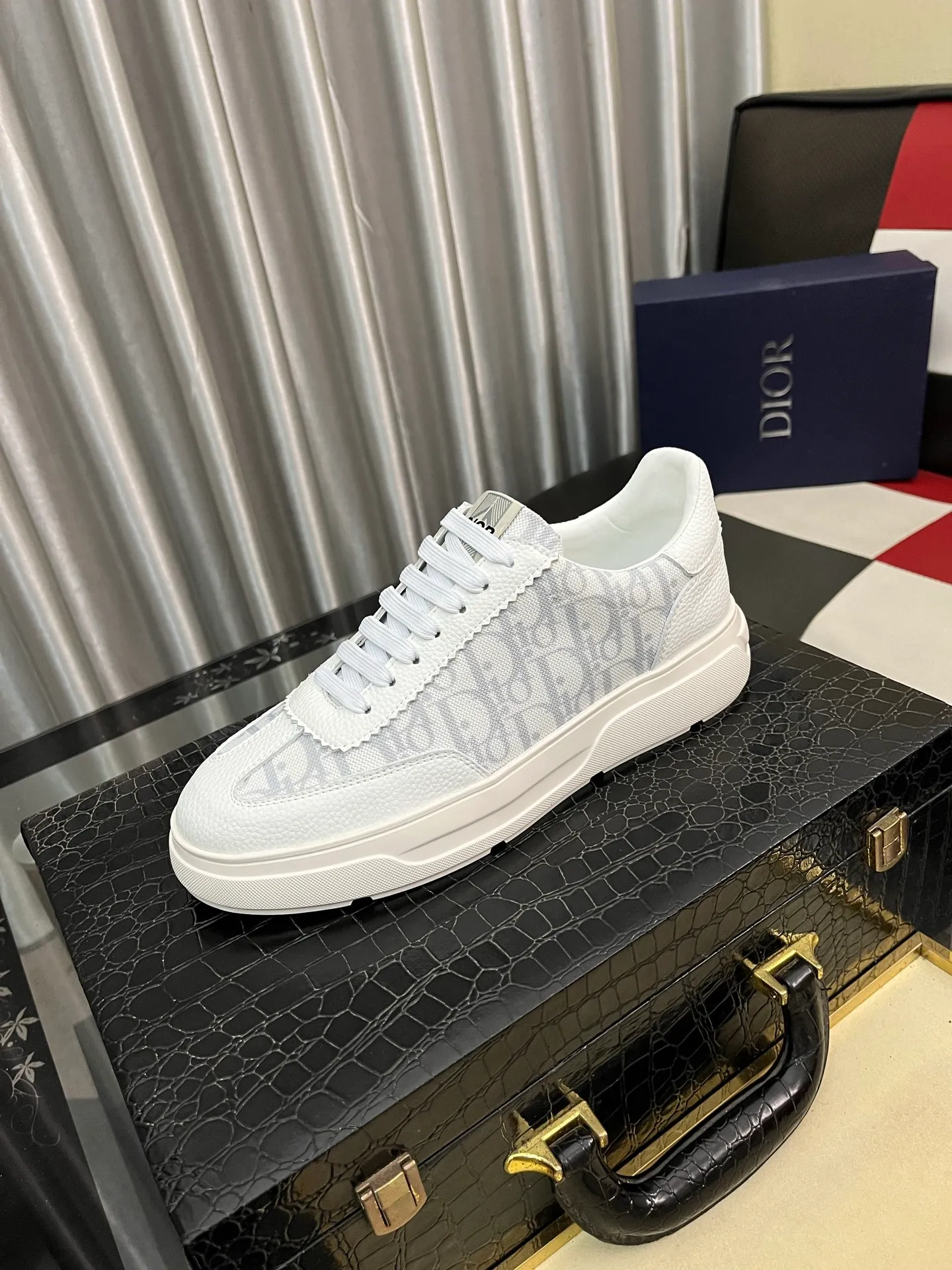 Men's shoes💰: 420⌚️⌚️[Dior] Dior's new men's genuine leather casual shoes, the highest version on the market, any comparison is welcome🆚! The original leather has excellent texture and is super high-end! Fetal sheep net lining imported from Italy, removable pad! Luxurious materials and fine workmanship, highly recommended! Code number: 38-444⃣️Color optional